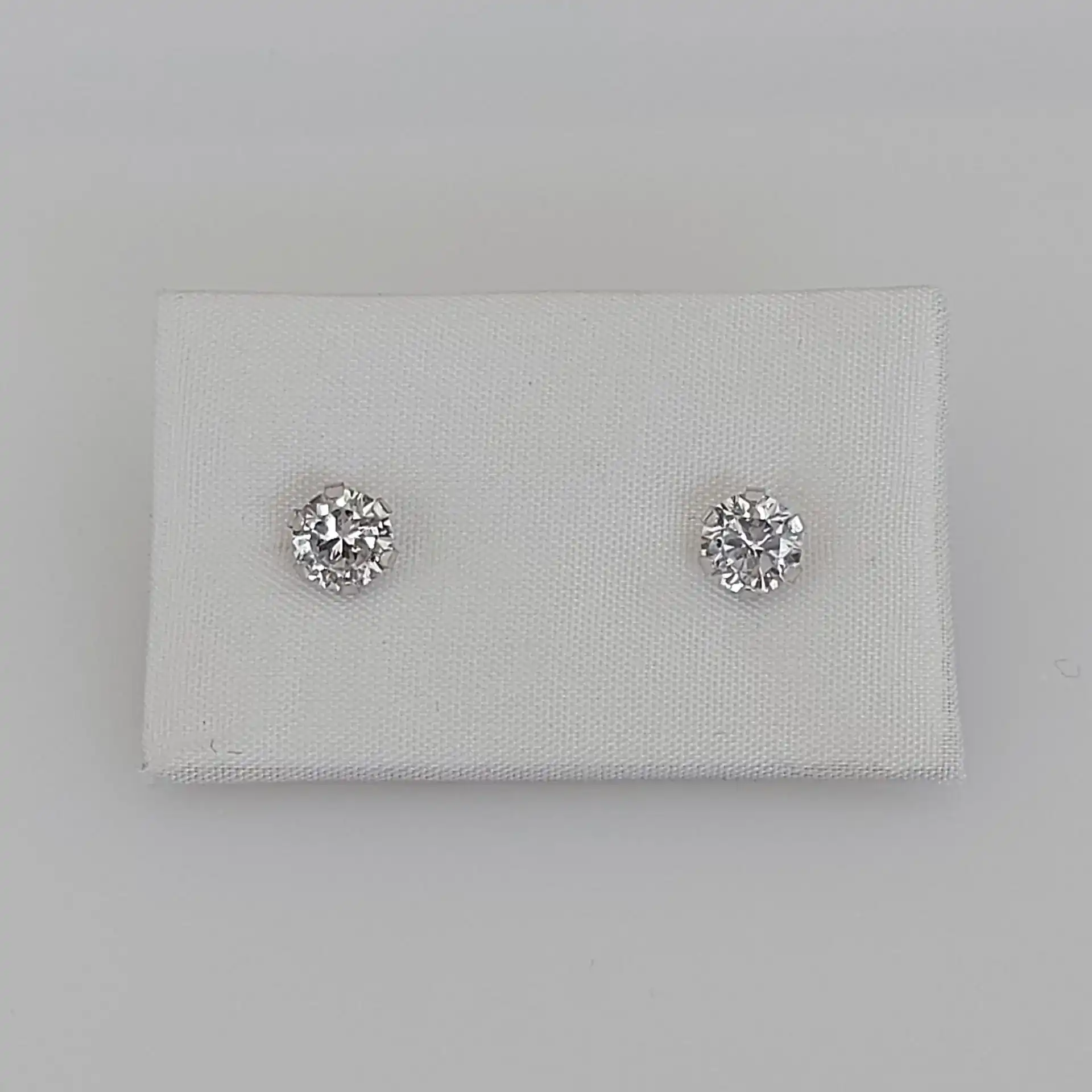 עגילים צמודים עם אבן זירקוניה