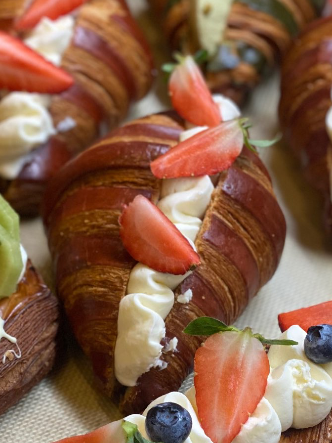 קרואסון אדום קרם גבינה ותותים