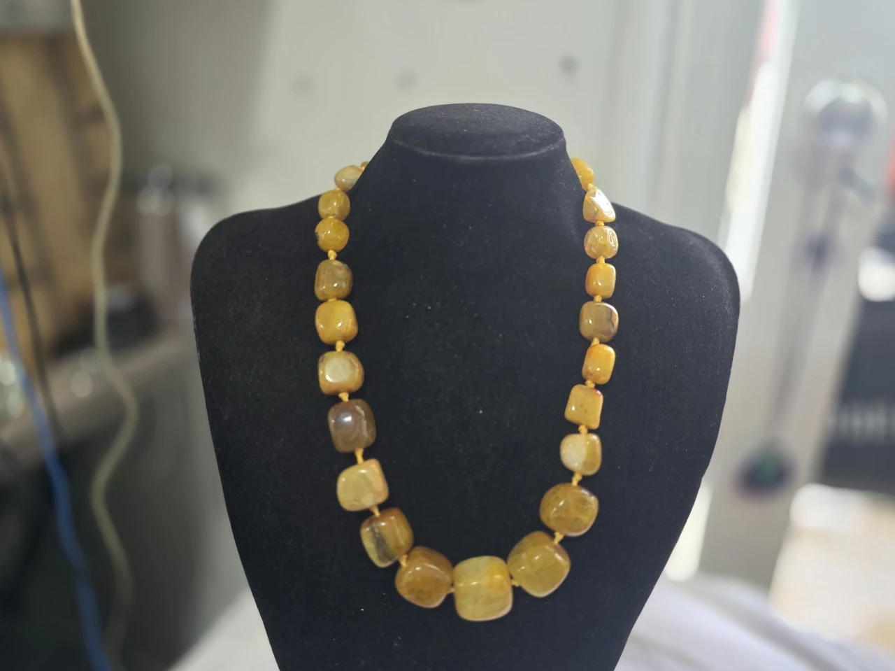 מציאה, שרשרת אבני אגת טבעיות בגוונים של חום, משקל 191 גרם, אורך 55 ס"מ, עבודת יד, מצב חדש.  משקל: 	191 גרם