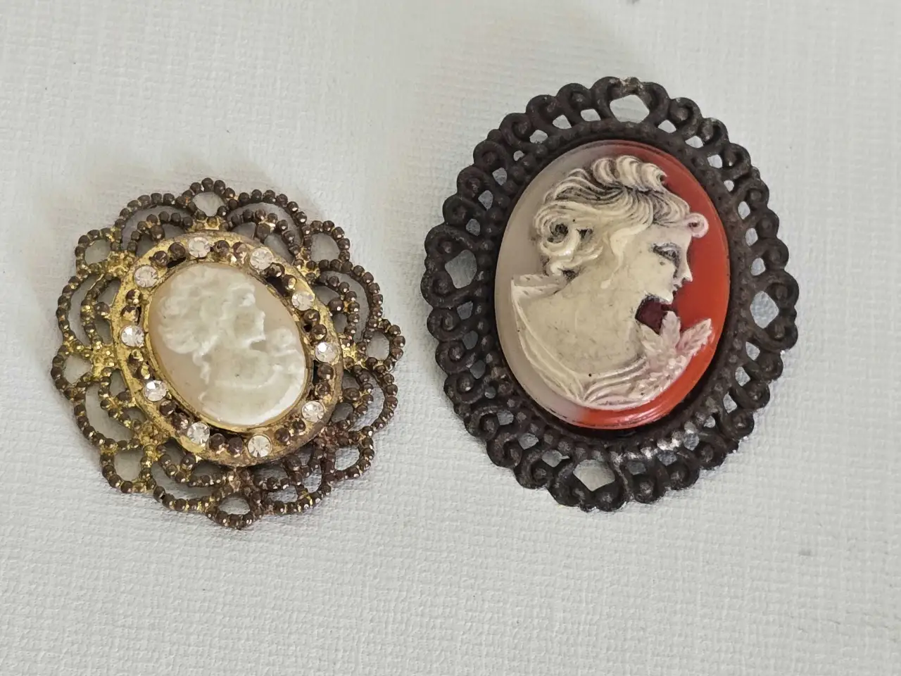 לוט תכשיטים 1. סיכת קמאו וינטג' מידות 5X6 ס"מ 2. תליון קמאו וינטג' מידות 4.5X4.5 ס"מ בסיכה הקטנה חסרה סיכה לא בעיתי