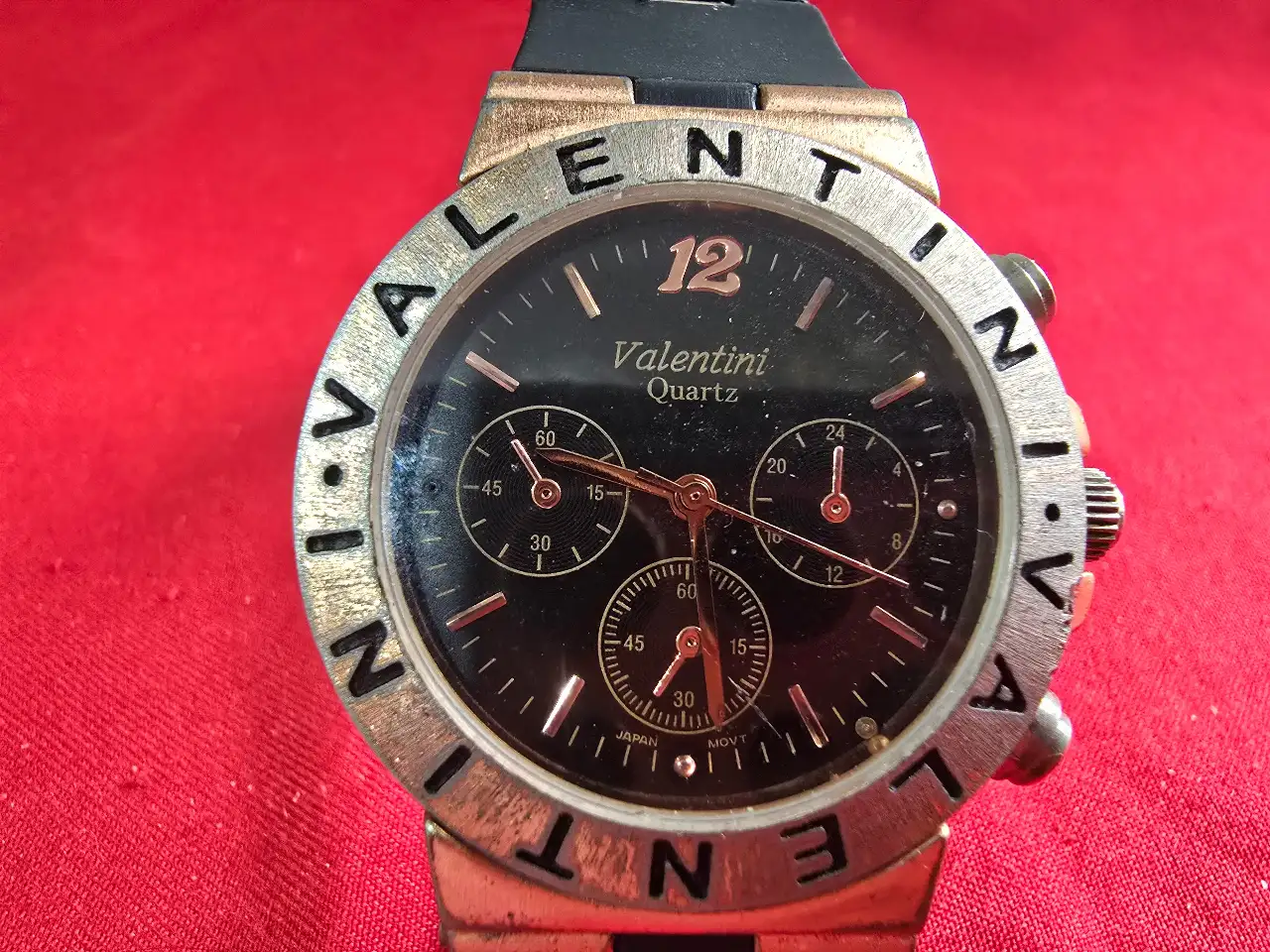Valentin שעון יד מקור ולנטין דגם כרונוגרף, עובד מצוין, מחוג שניות Valentin - שעון יד מקורי - ולנטין דגם כרונוגרף, מחוג שניות, רצועת סיליקון עם חוליות מתכת מקורית מצב עבודה תקין ועובד מצוין.