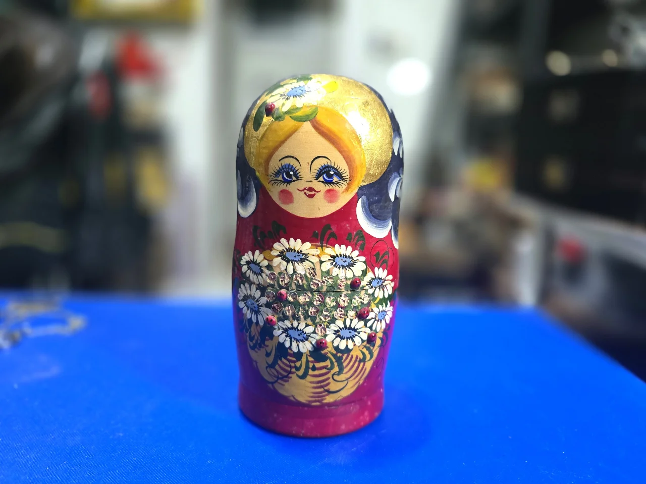 בובת בבושקה (מטריושקה) מעץ ישנה מאד 7 חלקים גובה 20 ס'מ בחזית גוף הבובה הראשונה חסרים כמה אבנים והבובה השישית רק חצי