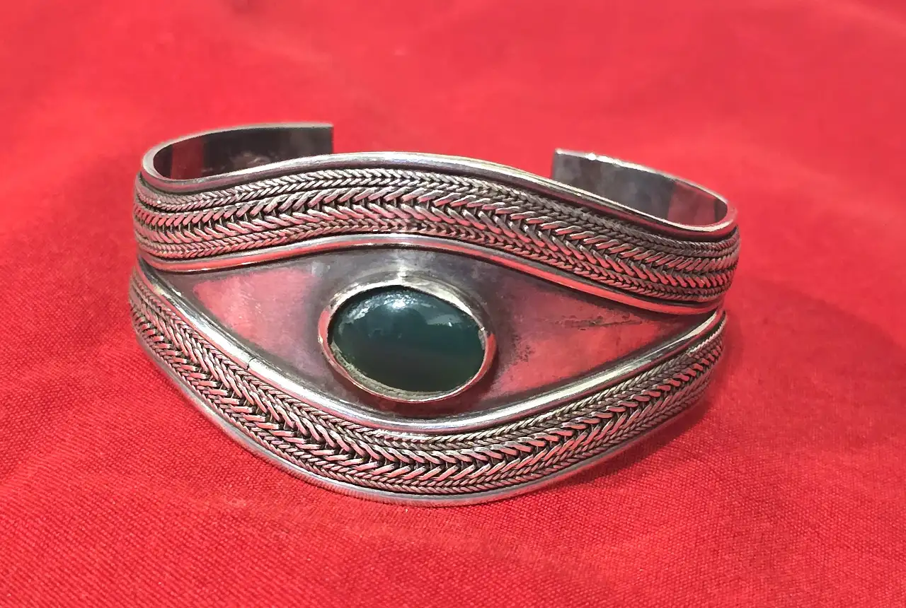 צמיד כסף 925 חתום בסגנון אתני ובמרכז אבן ג'ייד ירוקה