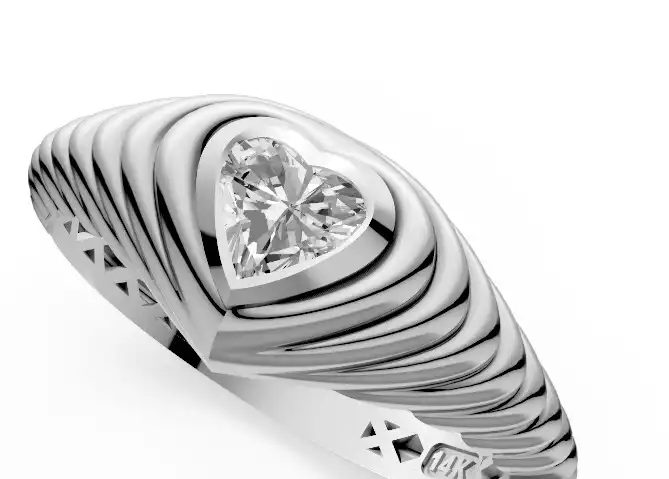 טבעת יהלום בצורת לב.