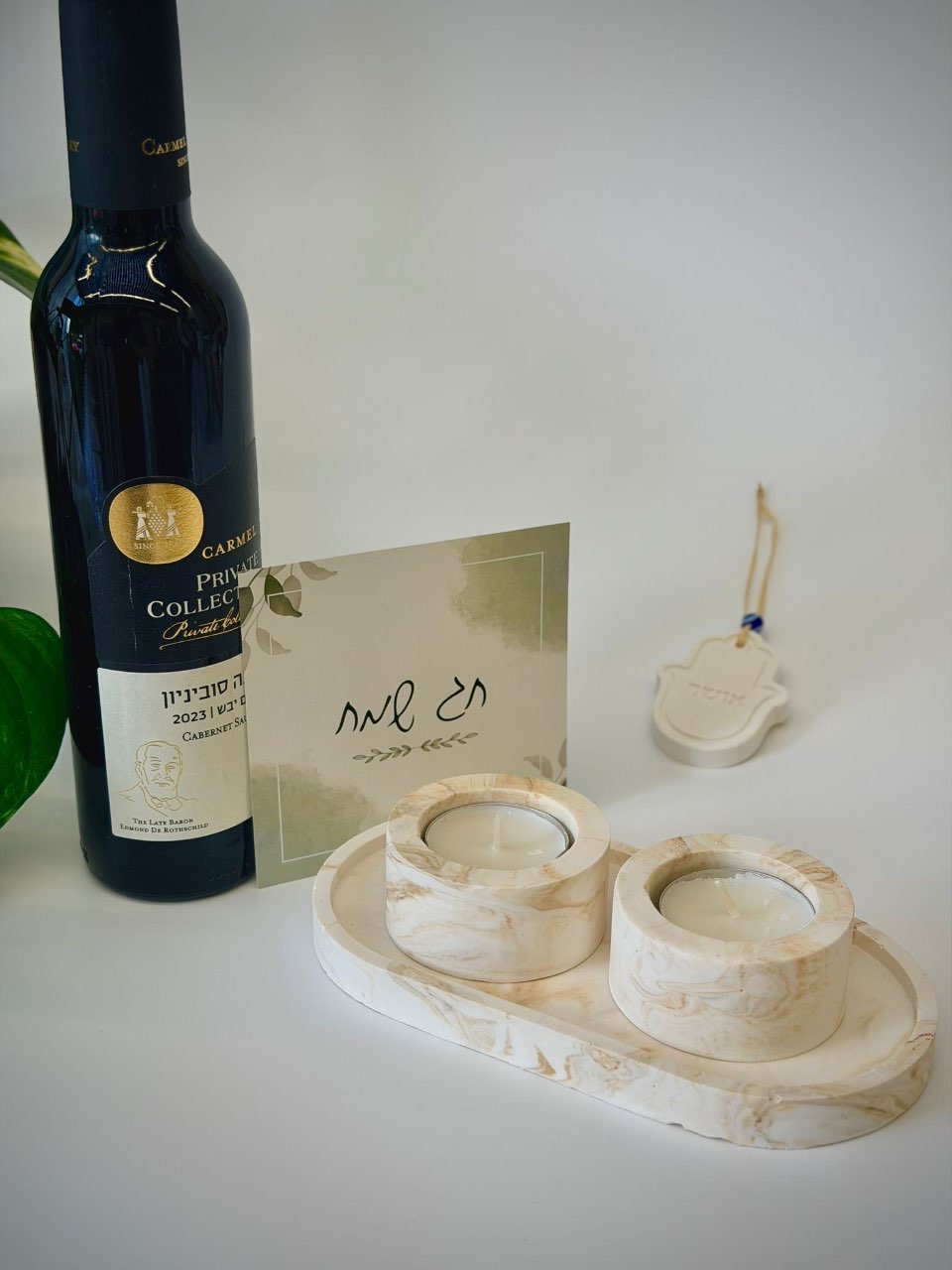 מארז הכולל פמוטים עם מגש, יין 375 מיל, חמסה עם ברכה ואגרת חג שמח