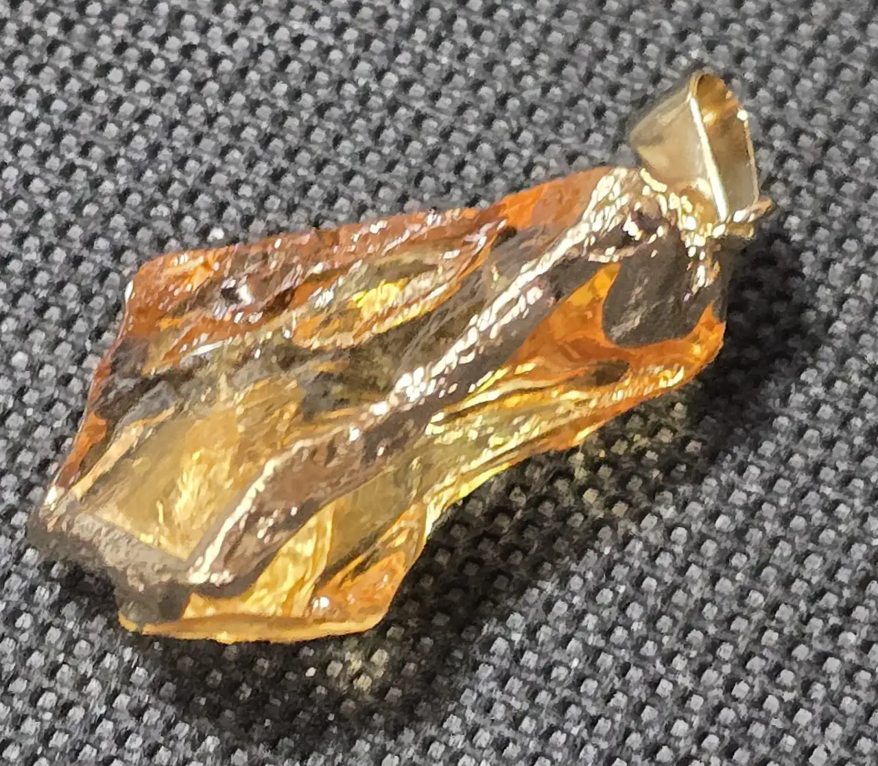 תליון קריסטל טבעי עם מסגרת מתכת מצופה עלי זהב