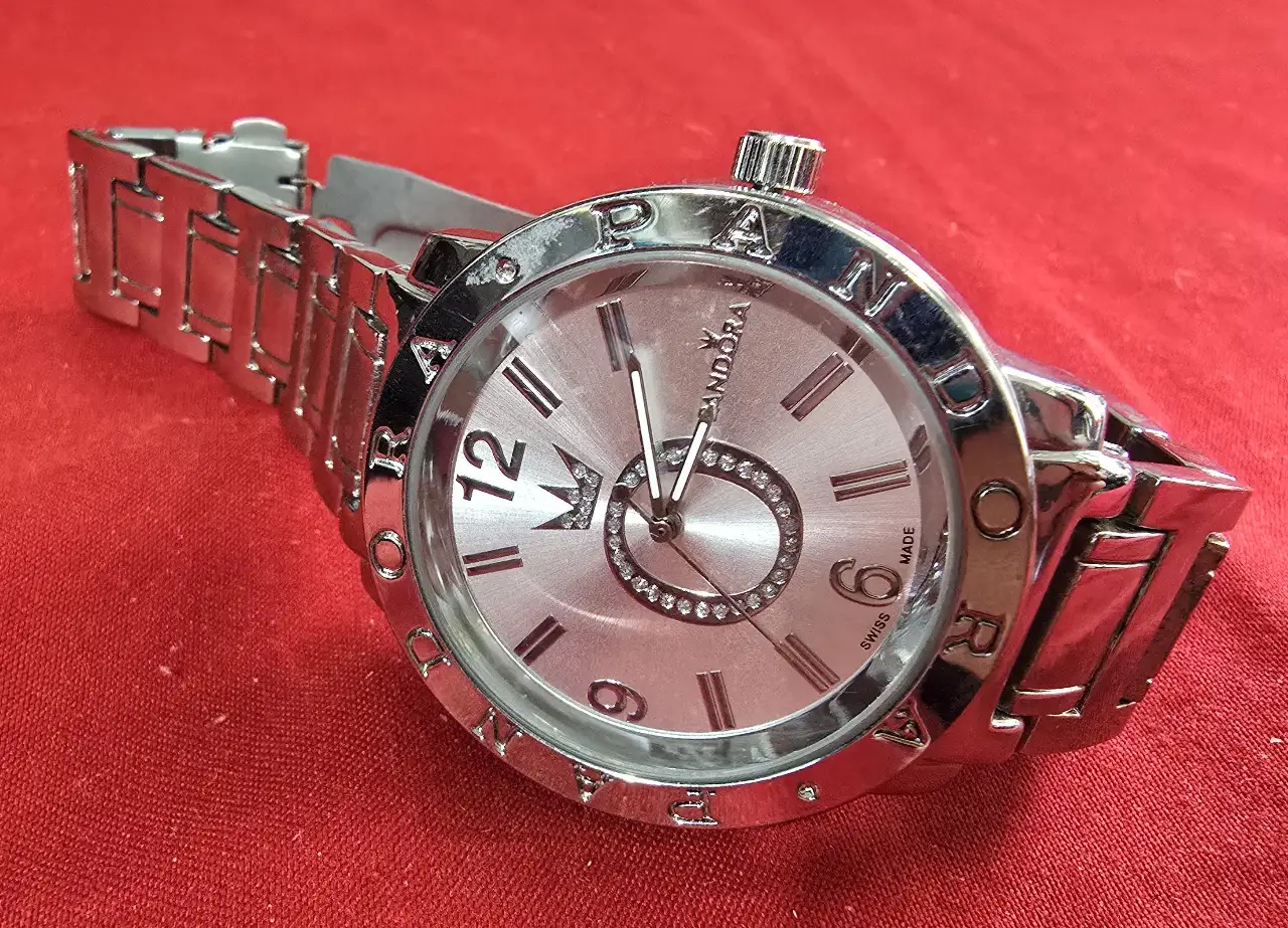 שעון יד לנשים דגם מסדרת השעונים של המותג פנדורה (Pandora) על הטבעת בחזית חרוט השם פנדורה השעון חדש במצב עבודה חוסר בסוללה