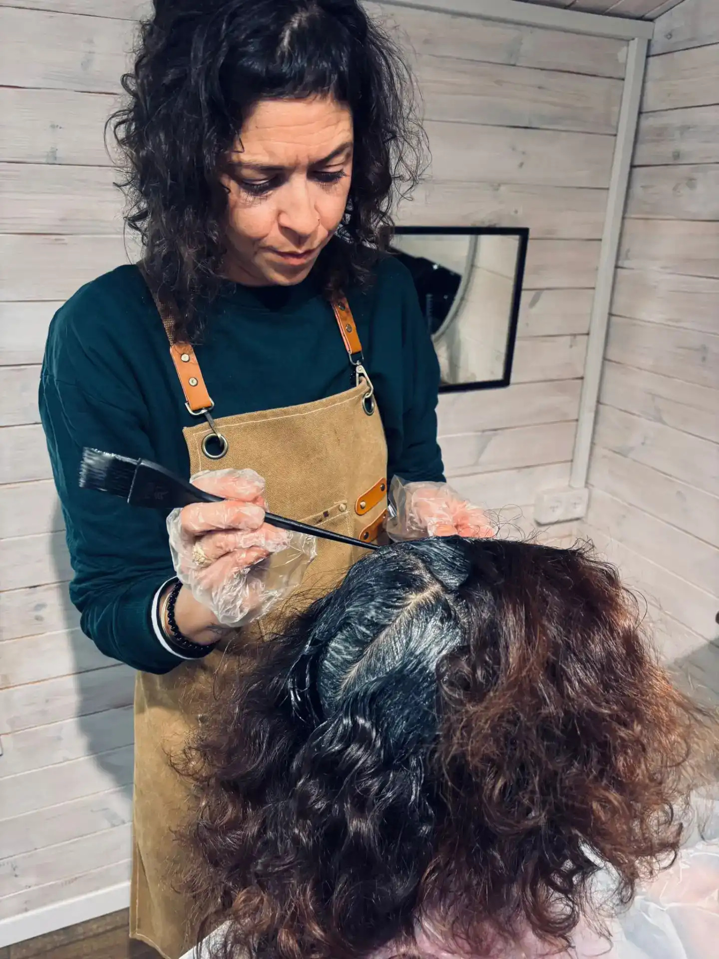 צבע שורש בחוף הכרמל – ריענון עדין ומדויק | תמר שליט