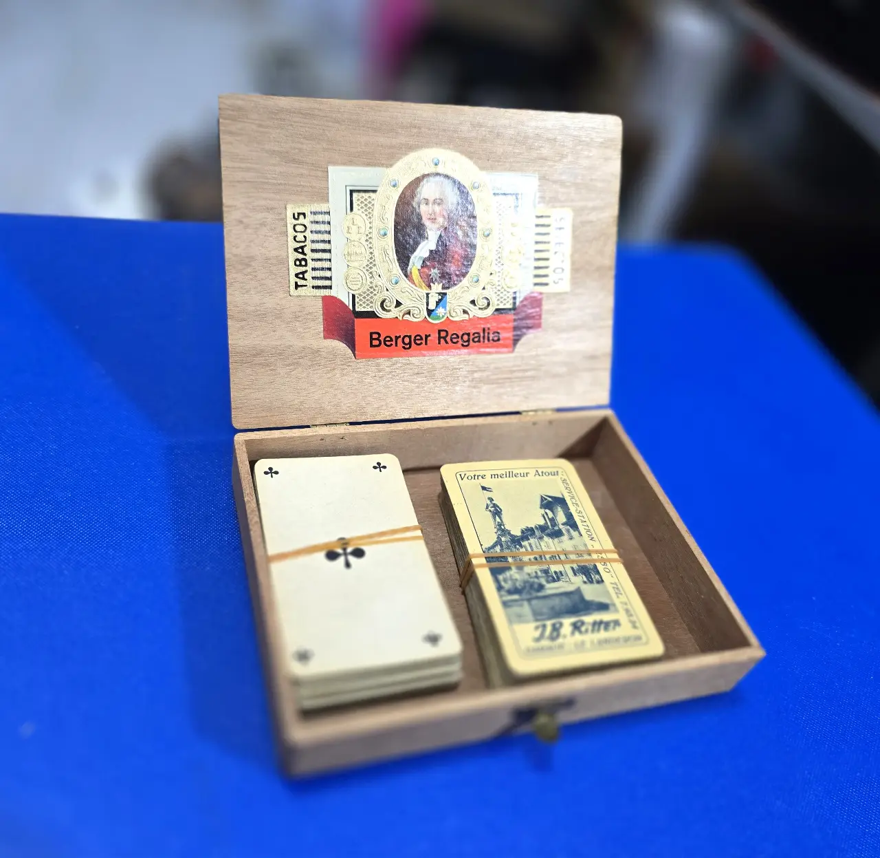 קופסת עץ שנועדה לסיגריים עם קפים ישנים מאד פריחט אספני