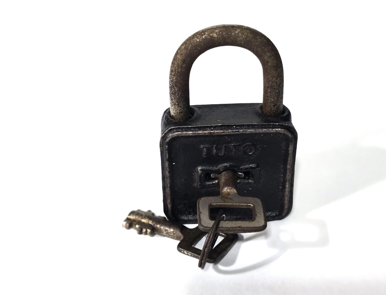 מנעול עתיק ממתכת, חתום TUTO, עם המפתח המקורי. מצב שימושי עם פטינה של הזמן. מידות: ‎8 × 4 × 2 ס”מ