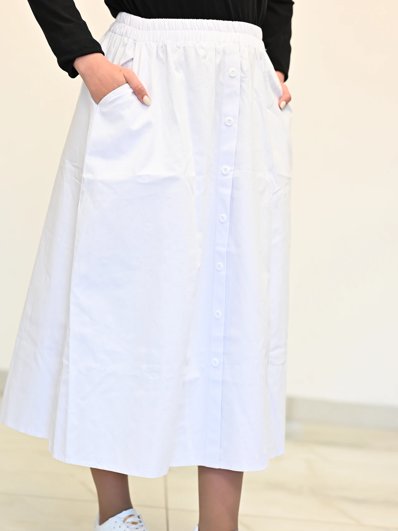 חצאית לבנה עם כפתורים