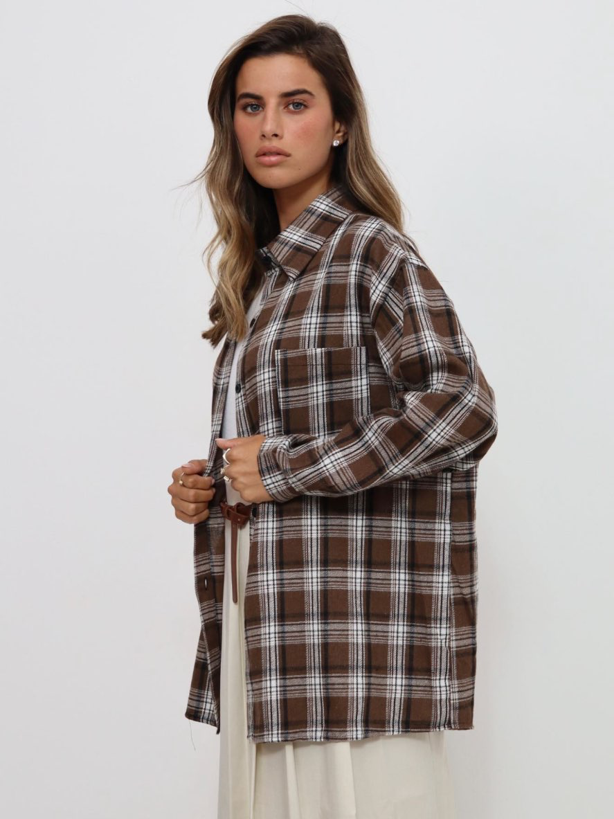 מכופתרת משבצות חום כהה