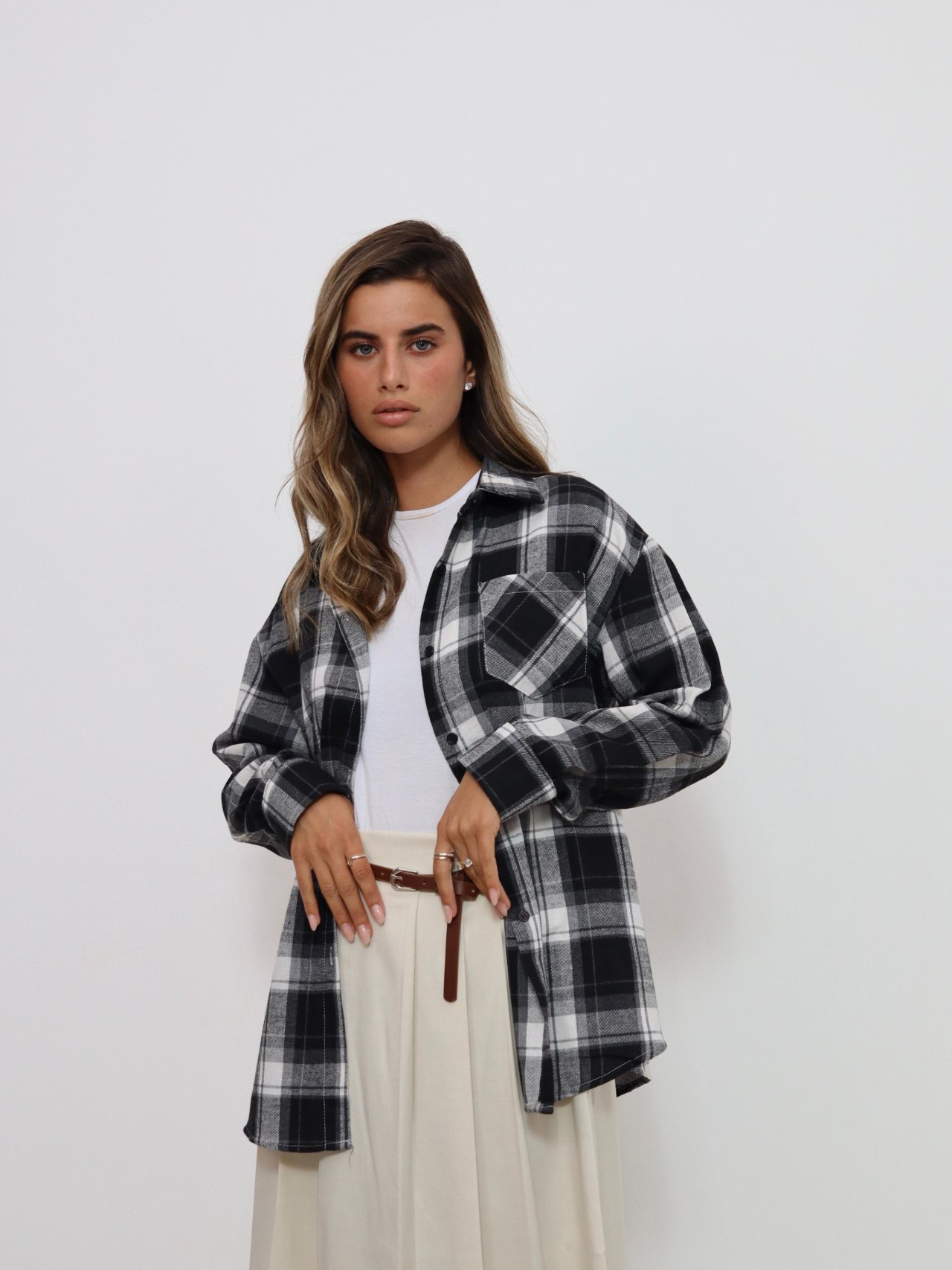 מכופתרת משבצות שחור