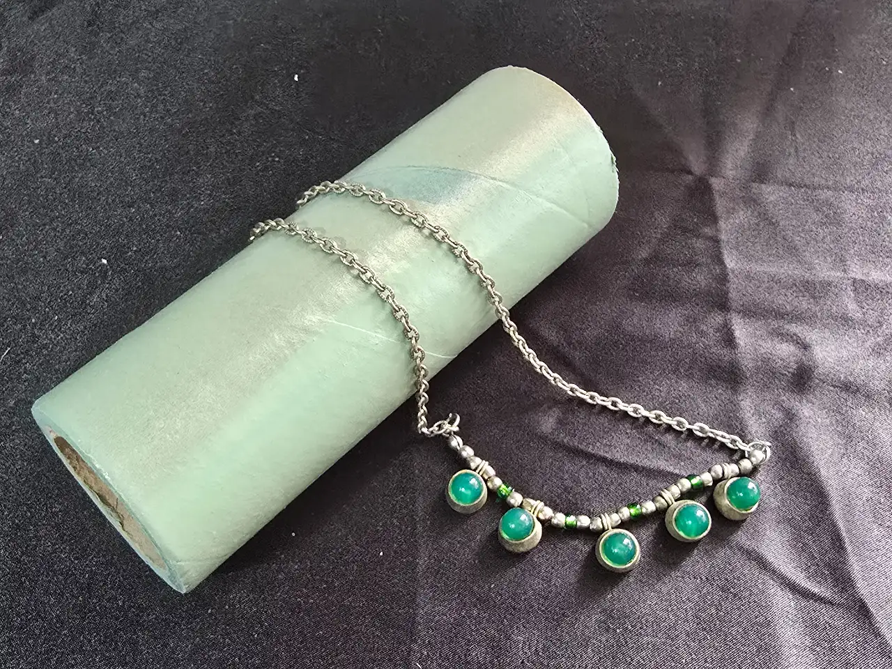 שרשרת חוליות כסופה (כסף טיבטי) ובמרכזה ישנם 5 תליונים עגולים בגווני כסף וירוק שהאבנים בתוכם קבושון ג'ייד סגנון וינט'ג מתאים לאספנים נוסטלגים