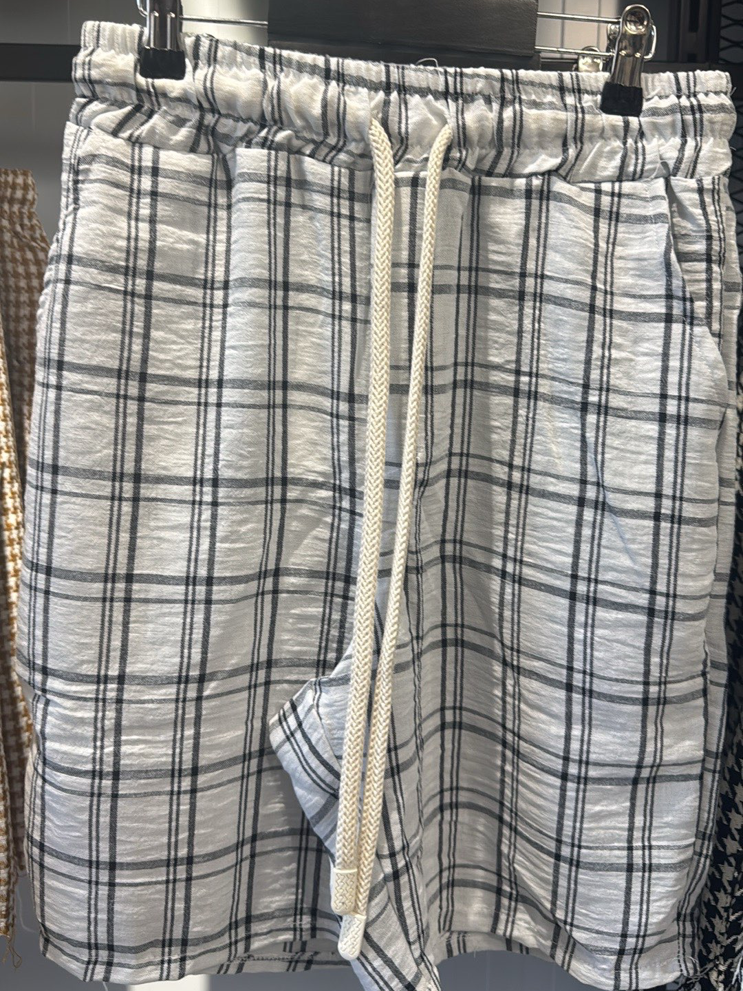 מכנס קצר פשתן משובץ שחור/לבן