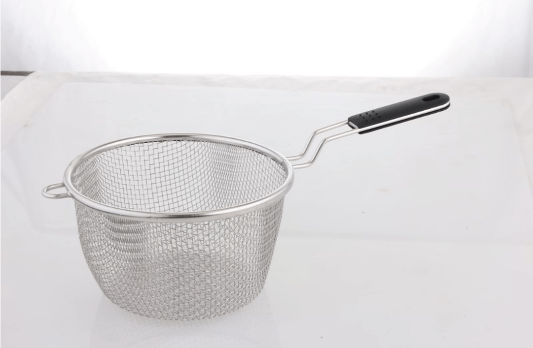 ‫סלסלת טיגון/רשת צ'יפסר עם ידית‬‏ ‫ארוכה פלסטיק 18 ס"מ נירוסטה‬‏ ‫סולתם‬‏