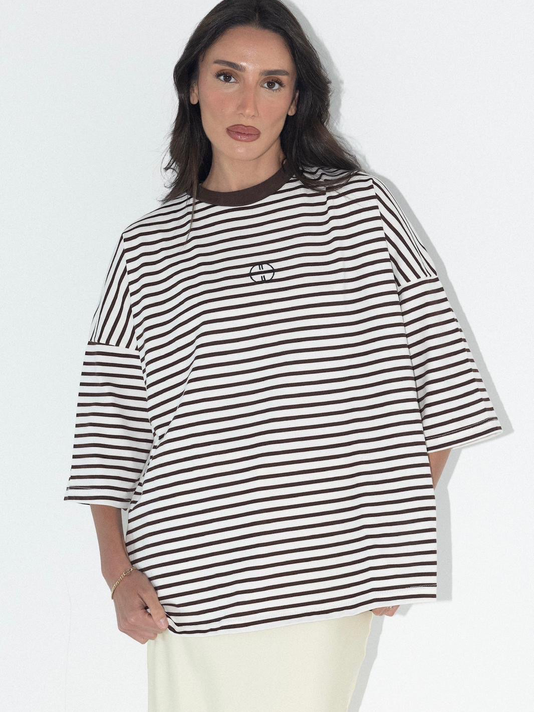 טי שרט לוגו פלוס פסים חום לבן