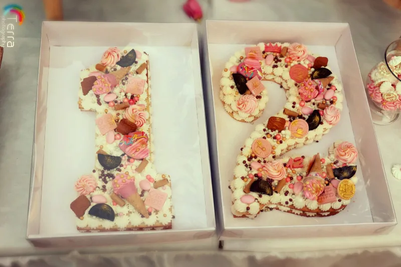 עוגת מספרים לכל אירוע עם קישוטי שוקולד או פירות לבחירה