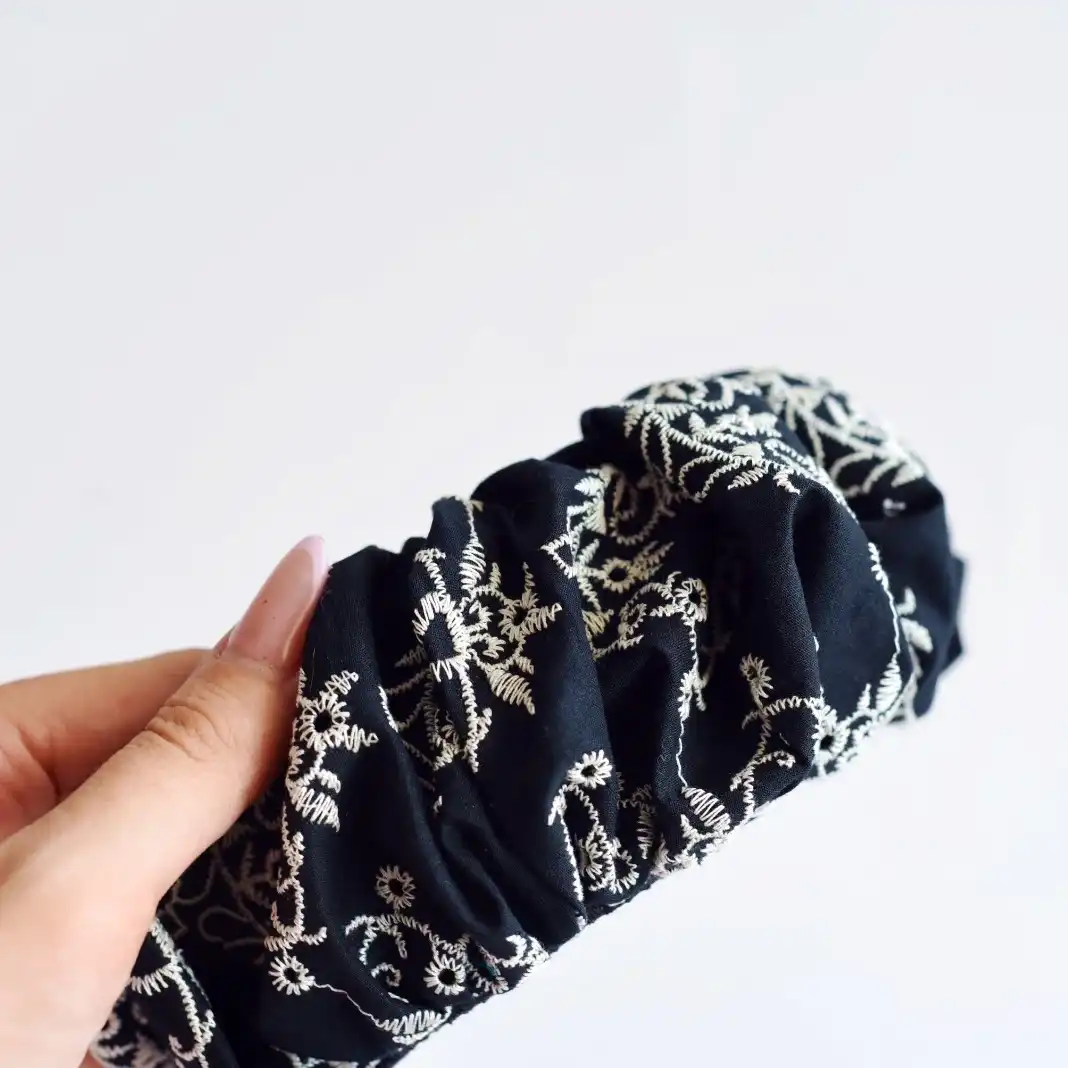 קשת שחורה ברקמת פרחים לבנה