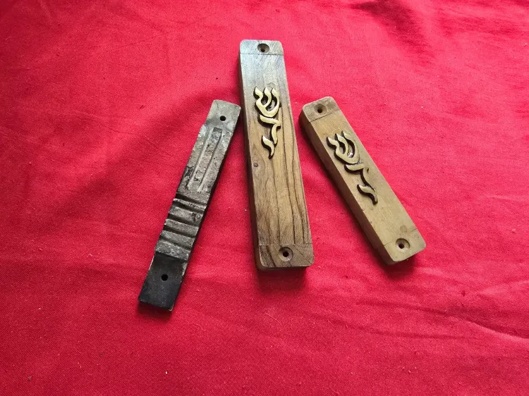 3 בתי מזוזה ישנים, עשויים עץ זית ואבן טבעית מגולפת.