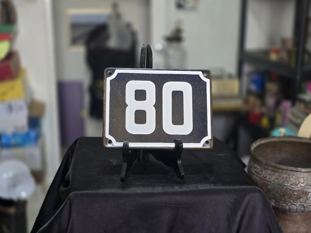שלט  מספר בית  80 עשוי מתכת ואמייל  .  מידות  20X15  ס"מ  .