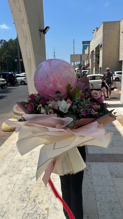 זר טליה עם בלון צבוע