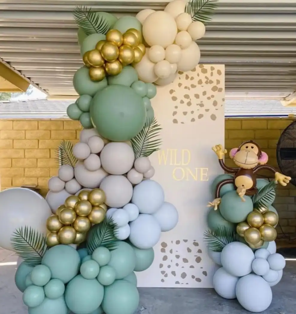 סידור בלונים ועמדות צילום לאירועים