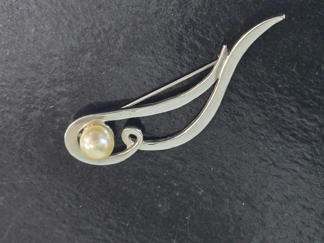 סיכת דש וינט'ג בסיגנון גלי ציפוי כסף עם פנינת אקויה