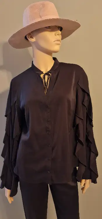 חולצת MAYA שחור.