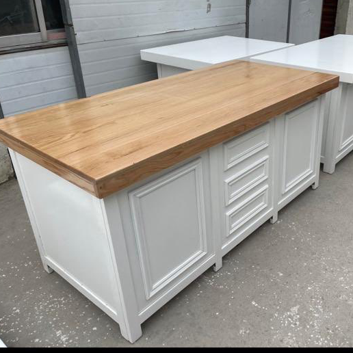 מזנון בוצ׳ר עם פלטת עץ עליונה