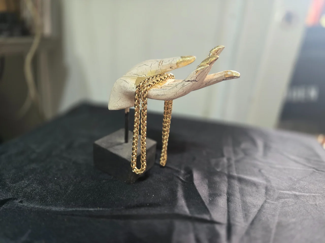 שרשרת זהובה בעלת נוכחות מרשימה המאופיינת בסגנון קלאסי ויוקרתי