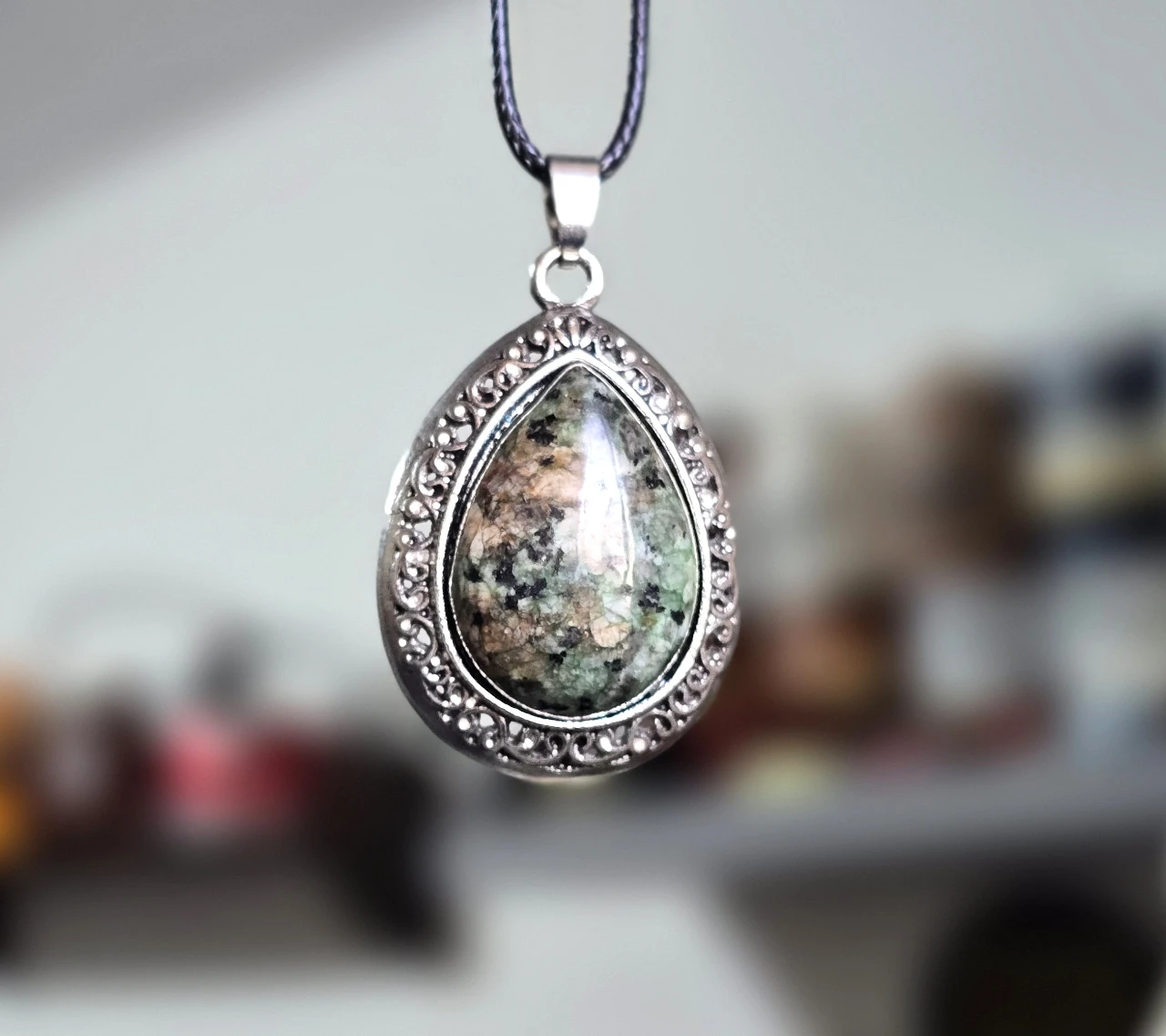 תליון אבן טבעית גדולה Serpentine מלוטשת בצורת טיפה