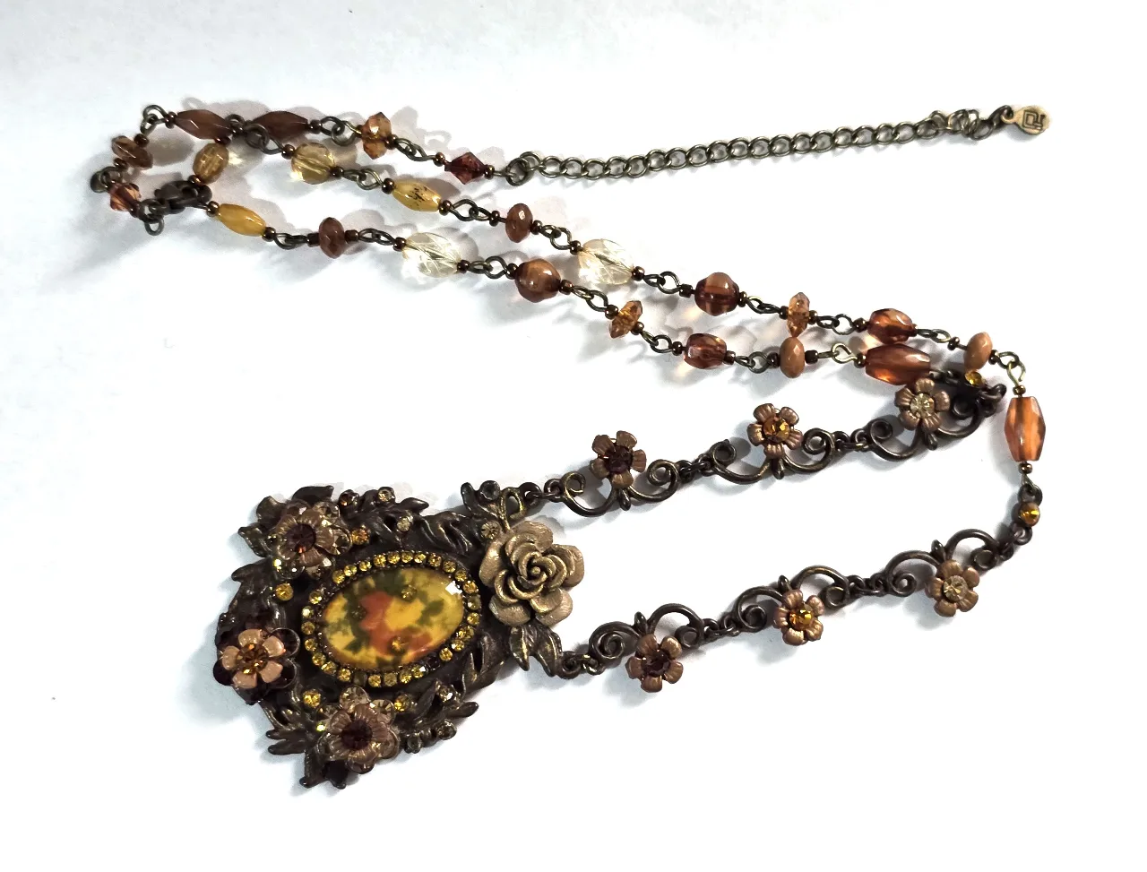 שרשרת ותליון סגנון ויקטוריאני פרחים ממתכת בצבע ברונזה ואבנים חומות
