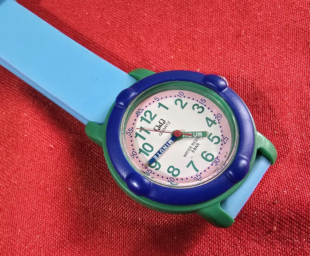 שעון ילדים Q&Q  WATER RESISTANT צריך סוללה השעון נמכר ללא אחריות  AS IS  כל השעונים  מקוריים מחנות ולא היו בשימוש רוב השעונים עם כיסוי פלסטיק מגן