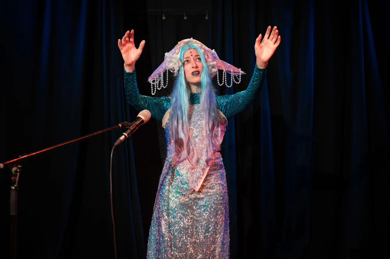 פסל חי - בנות הים