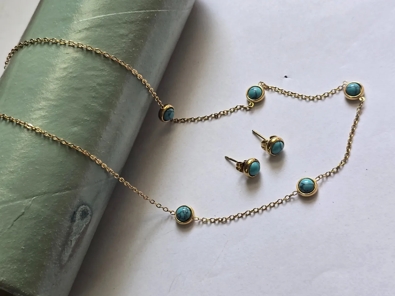 סט שרשרת פלדת אל-חלד ציפוי זהב וחמש אבני תורכיז בנוסף זוג עגילים תואם