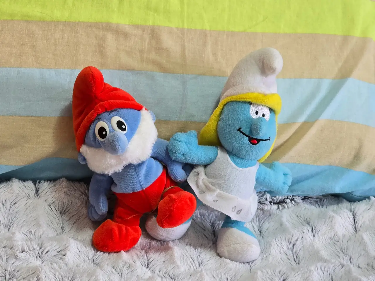 לוט 2 בובת פרווה הדרדסים Smurfs לוט של 2 בובת פרווה מהסדרה ״הדרדסים״, דרדסית ודרדסבא, 20 ס״מ