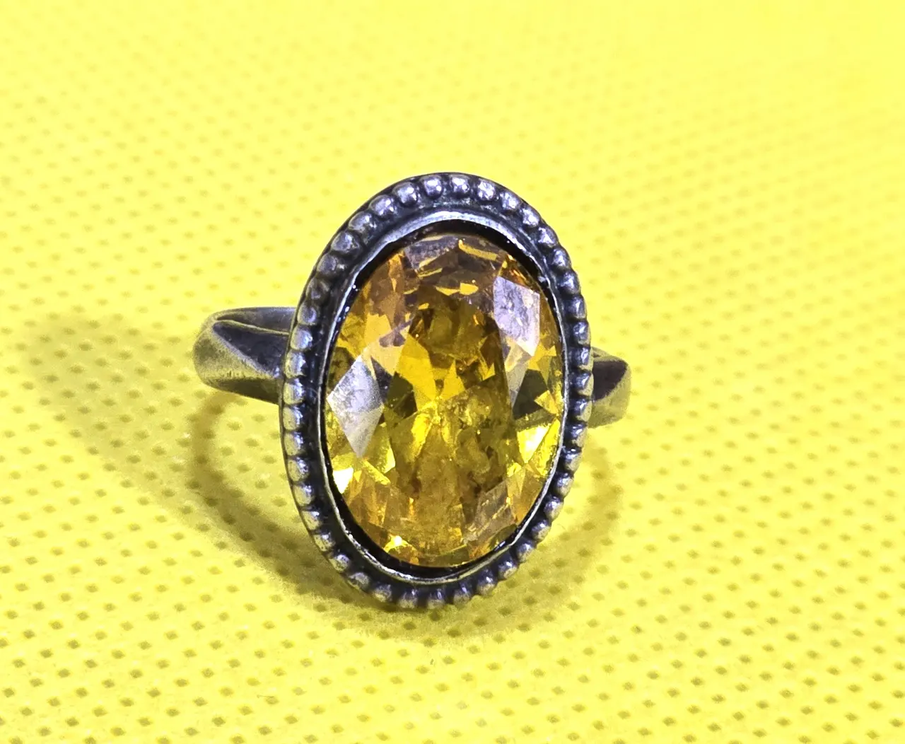 טבעת כסף מרשימה בעבודת יד סטרלינג 925 חתום  ראש הטבעת משובץ במרכזו באבן ציטרין גדולה בשיבוץ אובלי  ובליטוש יהלום מידה 6 משקל 5.4 גרם