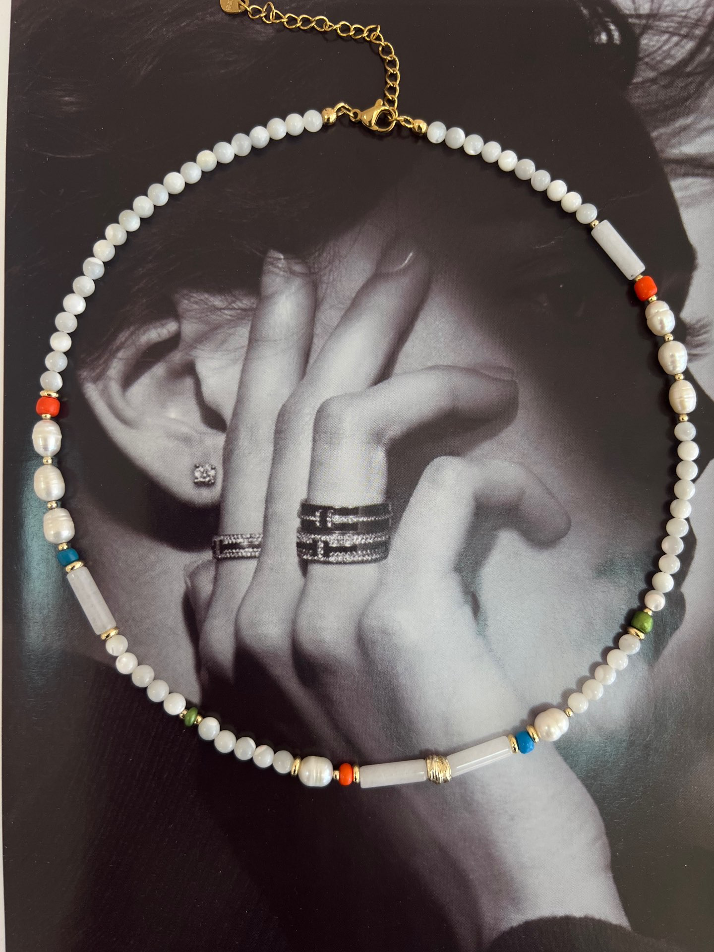 שרשרת פנינים בשילוב חרוזים צבעוניים ואבני חן לבנות