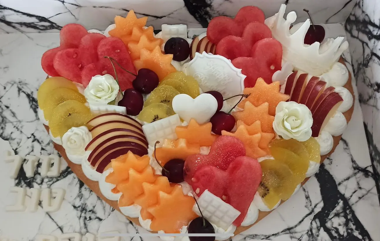 עוגת לב בעיצוב פירות