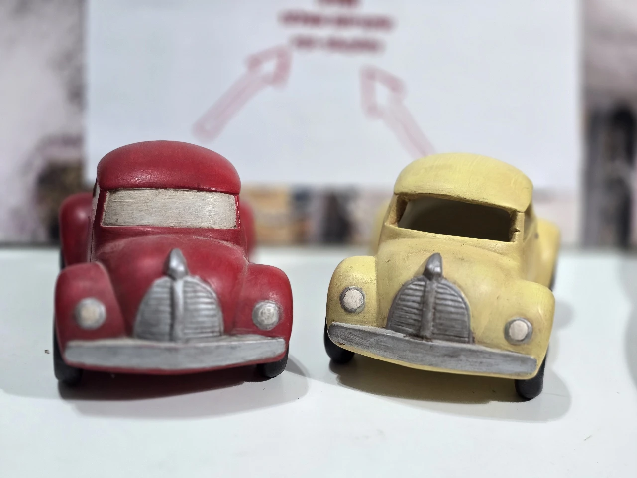 לוט יפה של 2 מכוניות פורצלן בצבעים שונים.  חתומות בתחתית.  גובה: 8 ס''מ.  אורך: 16 ס''מ.  רוחב: 8.5 ס''מ.