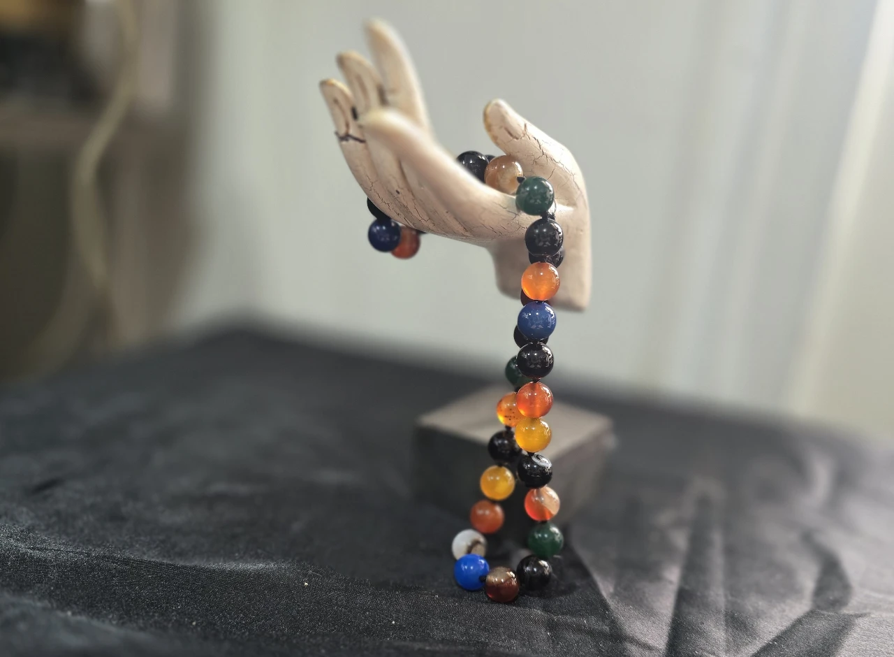 שרשרת חרוזים מרשימה צבעונית החרוזים עשויים מאבני חן טבעיות