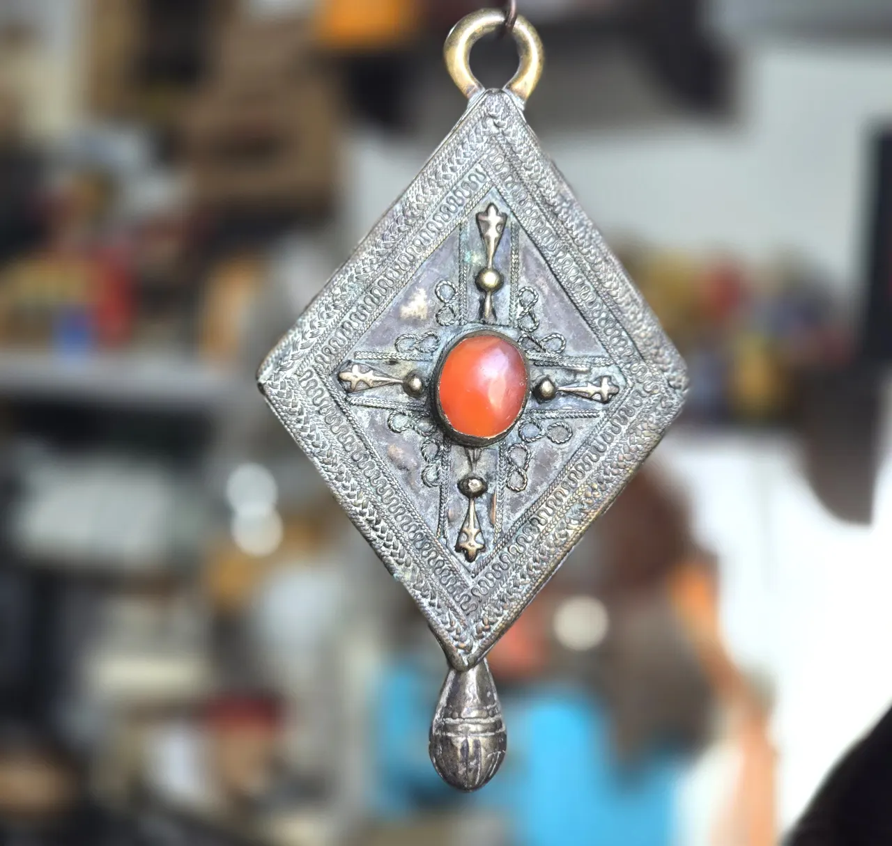 תליון כסף + שרשרת מובץ בחרוז(כנראה אמבר), סוף מאה 19, אורך 16 + תליון כסף ושרשאת משובץ באבן טורקיז , 7.5x4