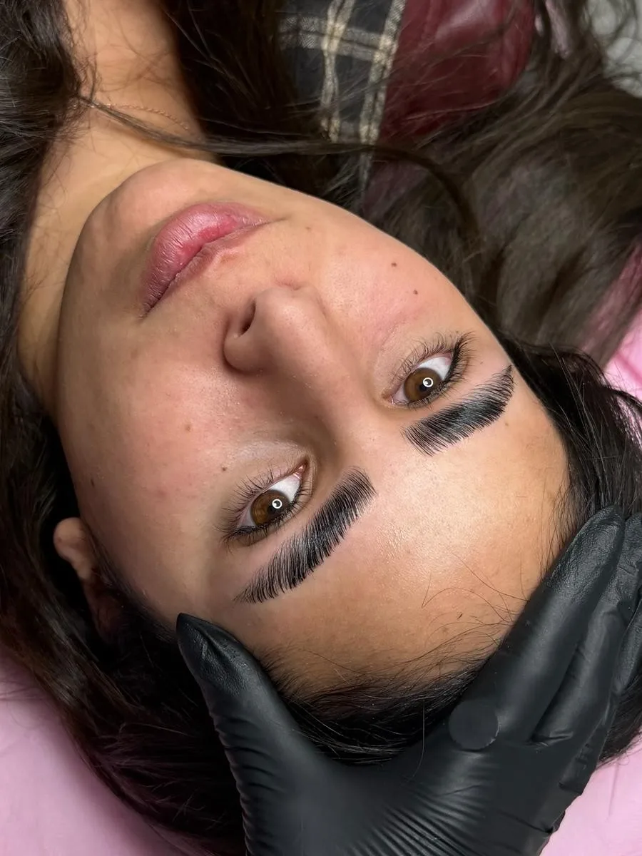 עיצוב ושיקום גבות טבעיות