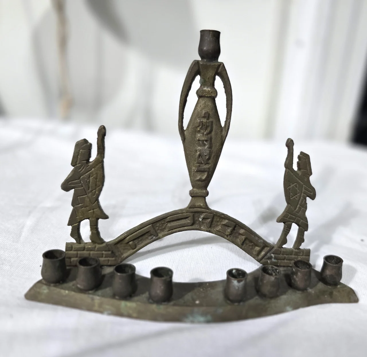 חנוכיה ממתכת פליז ישנה מאד