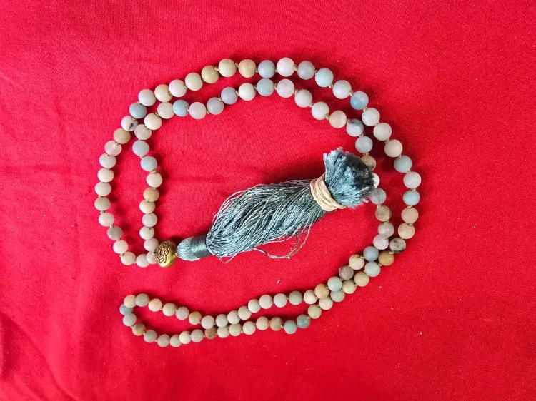 שרשרת עם 108 חרוזי אבן טבעית אמזונייט בגוונים תורכיז תכלת חום ולבן שימוש תרגילי יוגה מדיטציה משמשת גם כתכשיט אופנה