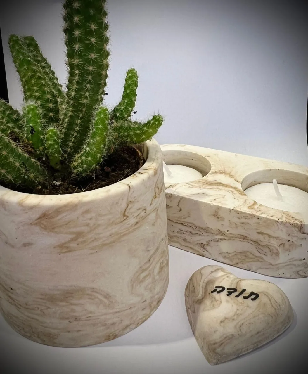 עציץ עגול ללא הקדשה בצבע ועיצוב לבחירה 