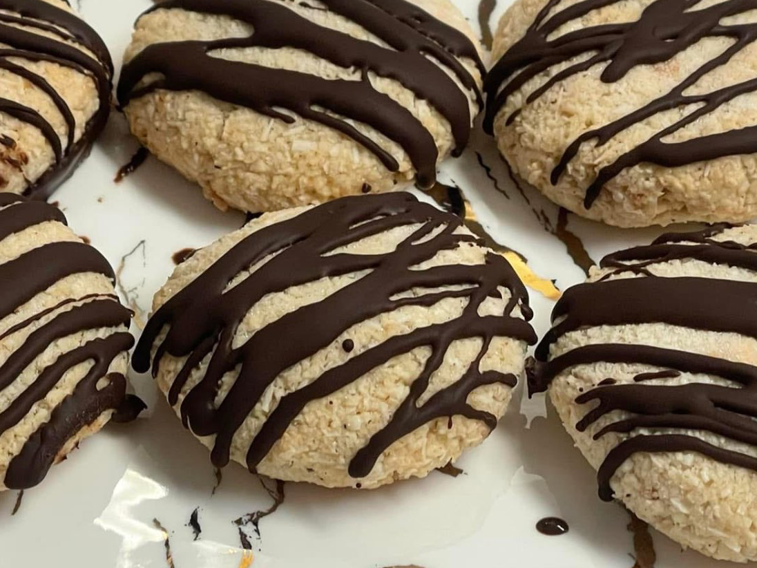 עוגיות קוקוס בציפוי שוקולד