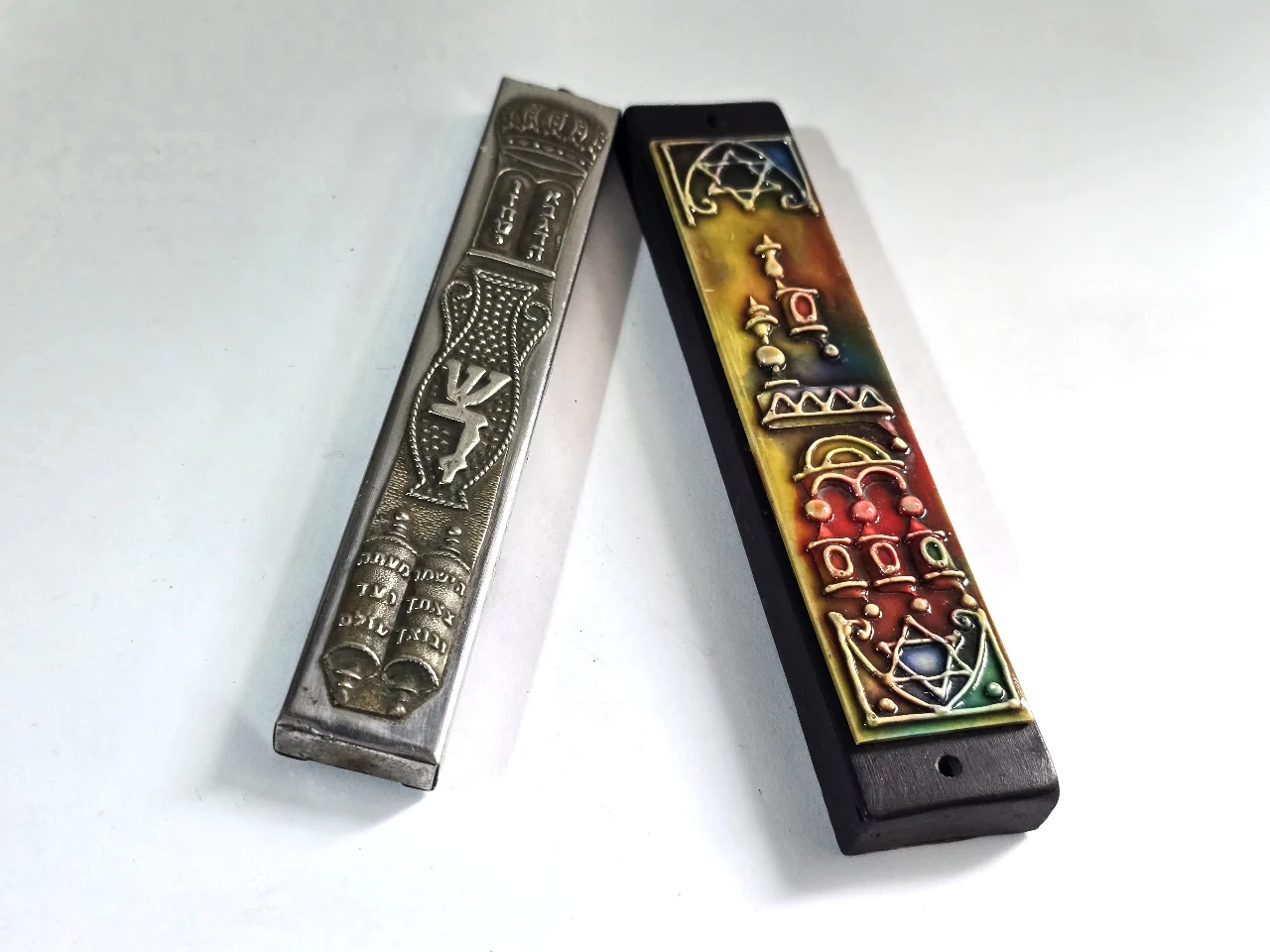 לוט של 2 בתי מזוזה ישנים אחת שילוב עץ מתכת ואמייל השניה עשויה מאלומיניום עם הבלטות