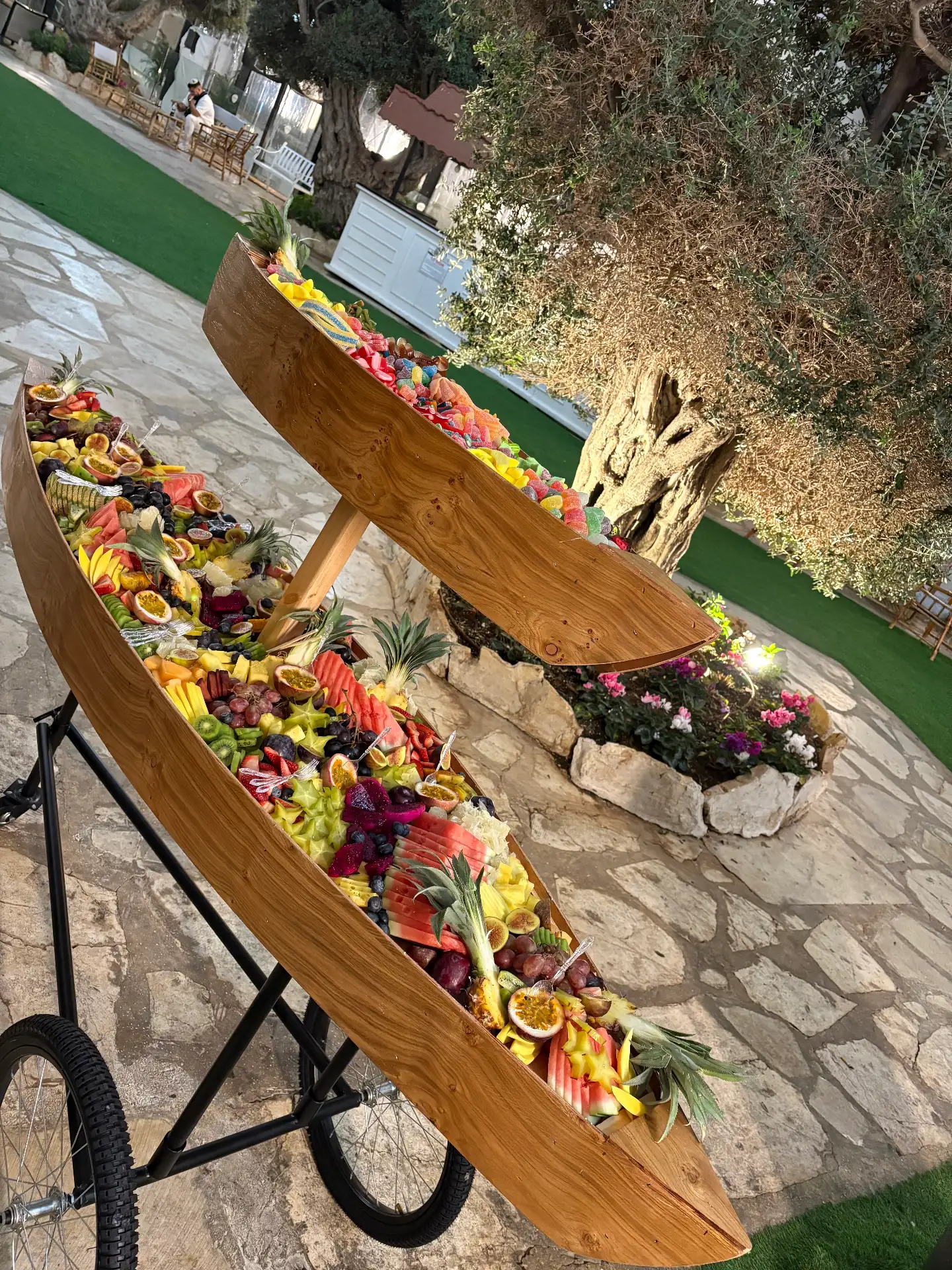 סירת פירות 2 מטרים עם קומת ממתקי גומי באורך 1.5 מטר